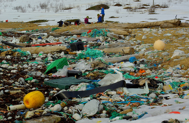 挪威北部海岸，滿是被沖刷上岸的塑膠垃圾。圖片來源：Snemann（CC BY-NC-ND 2.0）