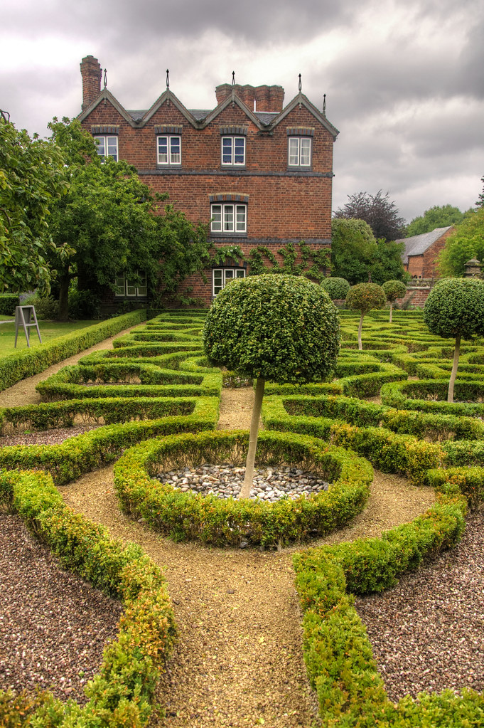 Tudor knott garden A knot garden is a garden of very forma… Flickr