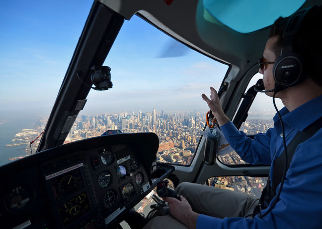 El piloto de nuestro helicóptero y el Empire State de Nueva York al fondo