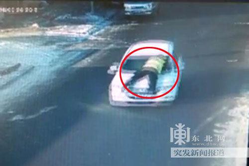 Heilongjiang Daqing retrograde two kilometers of a car police officer and injured two bystanders after escaping