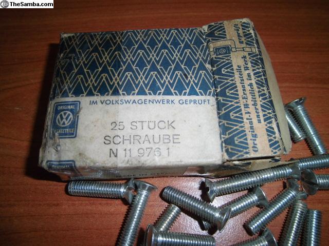 N11 976 1 Barndoor cargo door lock screw