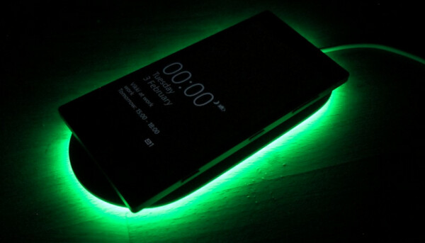 Microsoft Wireless charging pad: luminous, and will remind you to charge mobile phones