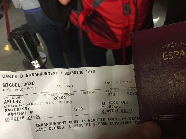 Pasaporte y billete de avión a Isla Reunión