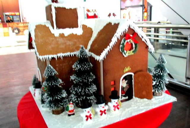 Delta Mall gingerbread house