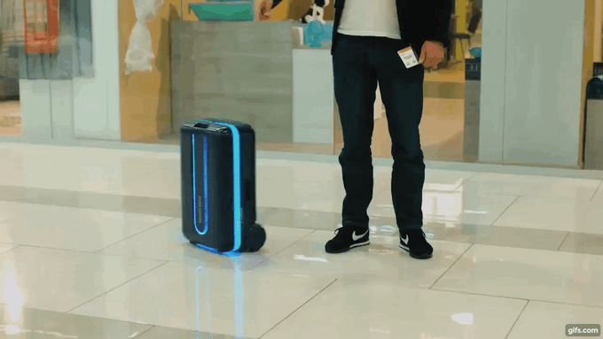 Travelmate Robotics Suitcase - Twirling