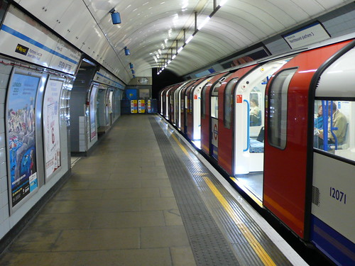 Seven Sisters Underground station