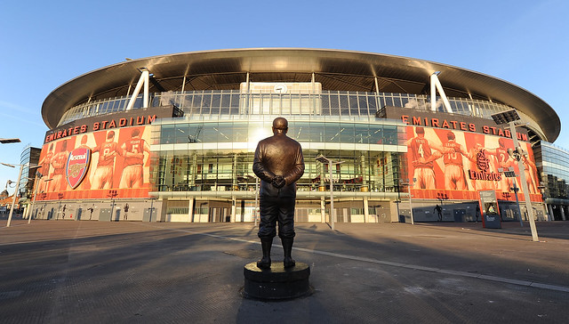 Hoy la estatua de Chapman mirá al Emirates Stadium