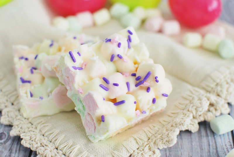 Easter Marshmallow Bark - the cutest Easter treat! Pastel marshmallows coated in white chocolate and topped with sprinkles. No bake and takes about 10 minutes to make! 
