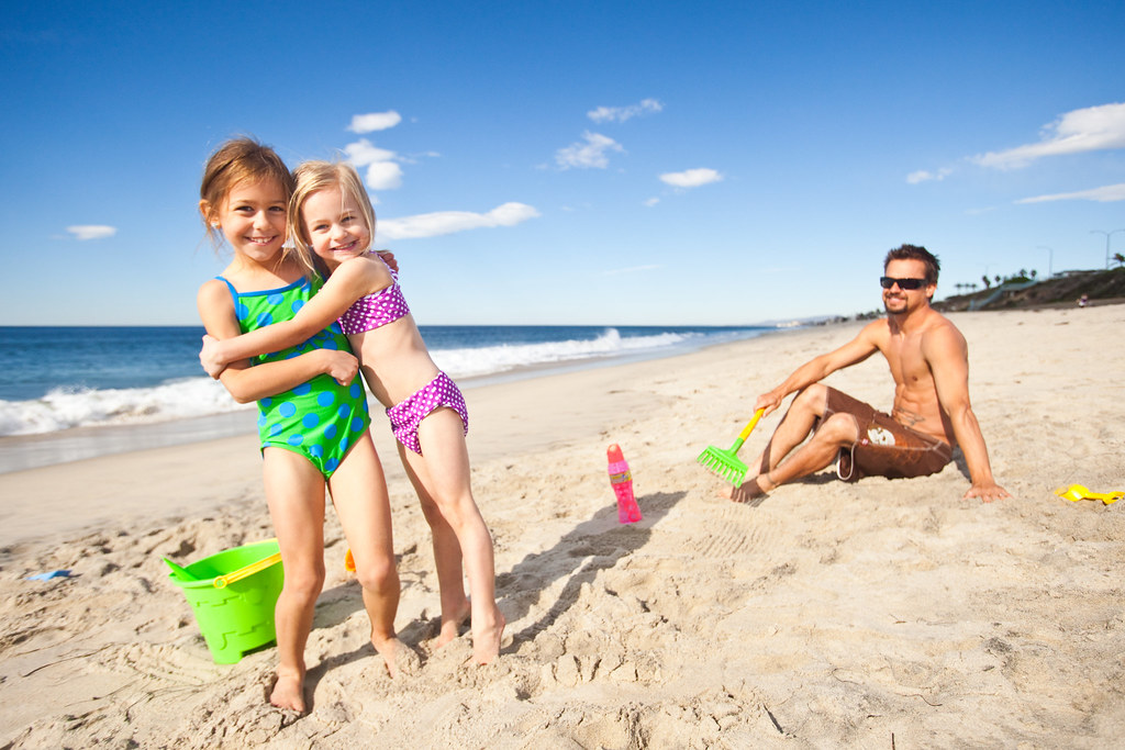 Family naturism. Ребятишки на пляже. Семейный пляж. Семейный натуризм на пляже. Семейные нудиские пляжи.