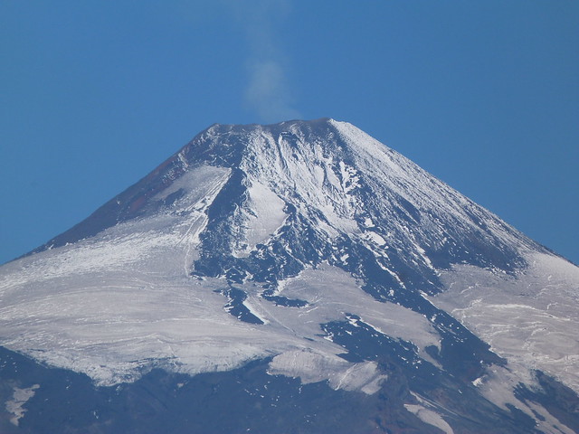 Cráter humeante del volcán Villarrica (Chile)