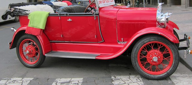 Punainen auto Prahassa