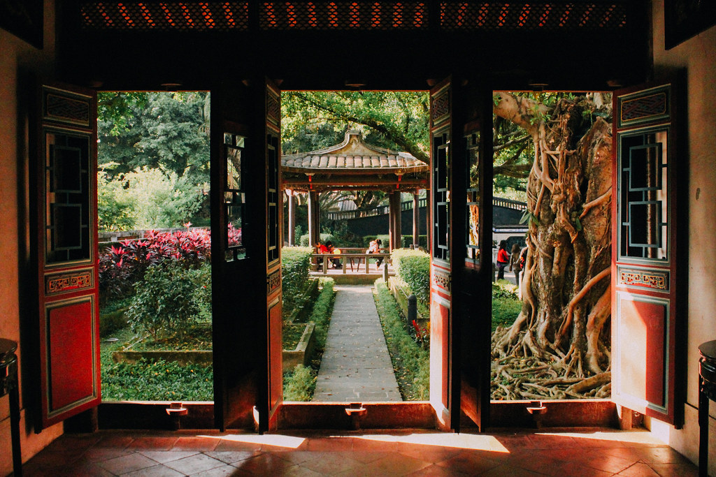 Puerta tradicional china en los Jardines de la familia Lin