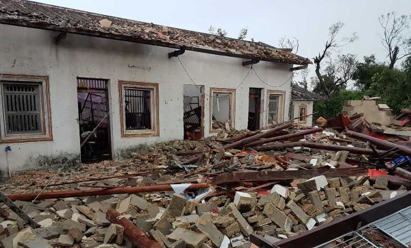 Hainan Wenchang tornado emergencies: villagers ' houses were overturned, killing 1 man killed, 2 seriously injured