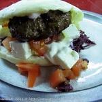 Pita-Burger mit Feta-Joghurtsauce und orientalischem Rotkohlsalat