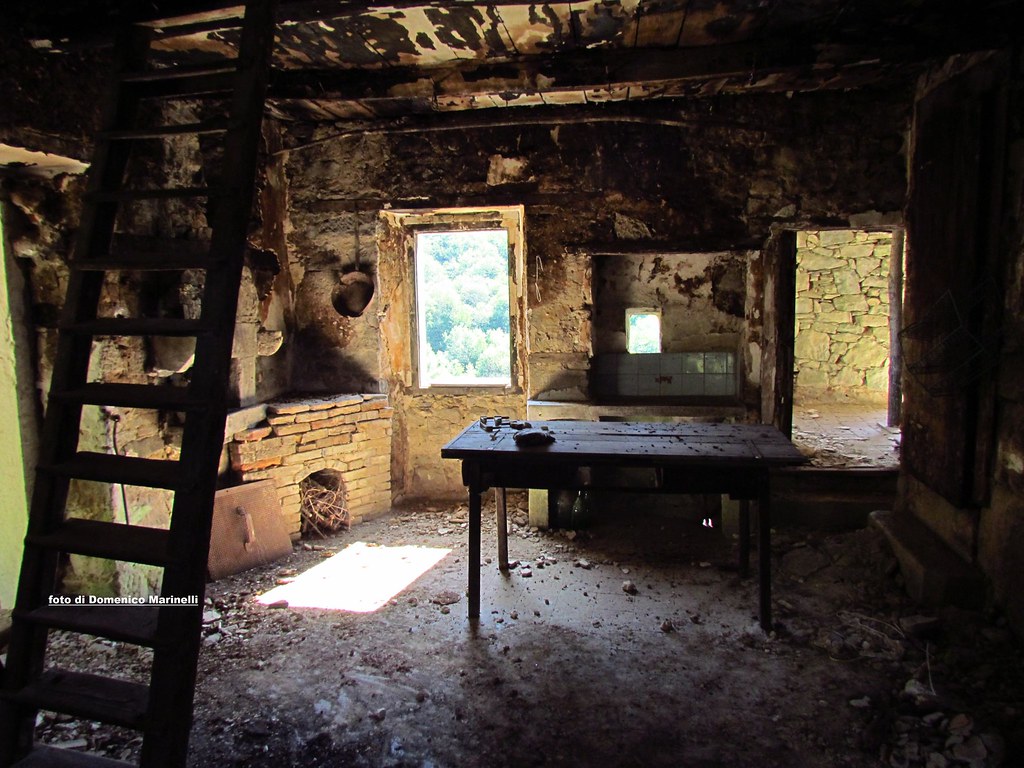 interno di una casa abbandonata nel borgo fantasma do ma