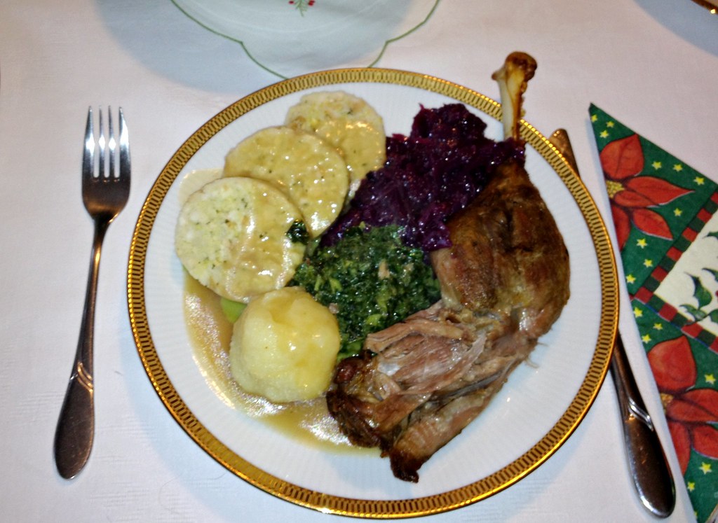 Gänsebraten mit Knödeln, Grün- &amp; Rotkohl / Roast goose wit… | Flickr