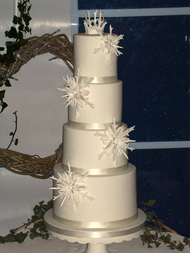 Pictures new years eve wedding cakes