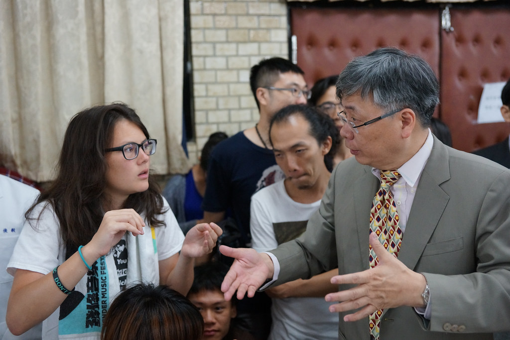 投票前，學生代表黃台禮（左）與校長江漢聲（右）對話。（攝影：王顥中）