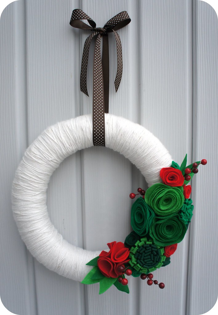 Christmas Felt Wreath  A yarn wrapped wreath with felt 