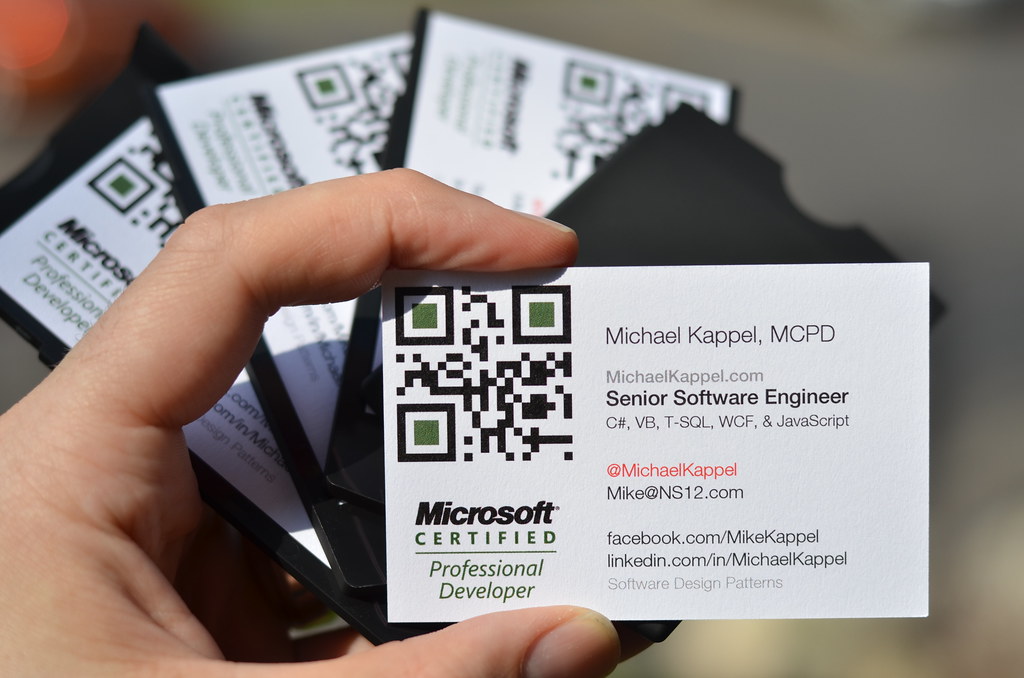 Генератор qr визитки. Визитка с QR кодом. Стильные визитки с QR кодом. Дизайнерские визитки с QR. Визитка Microsoft.