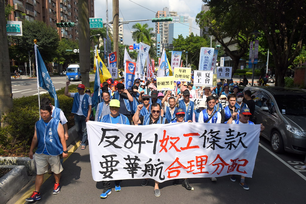 華航勞工先行至交通部前集結，遊行朝向華航台北分公司抗議。（攝影：宋小海）