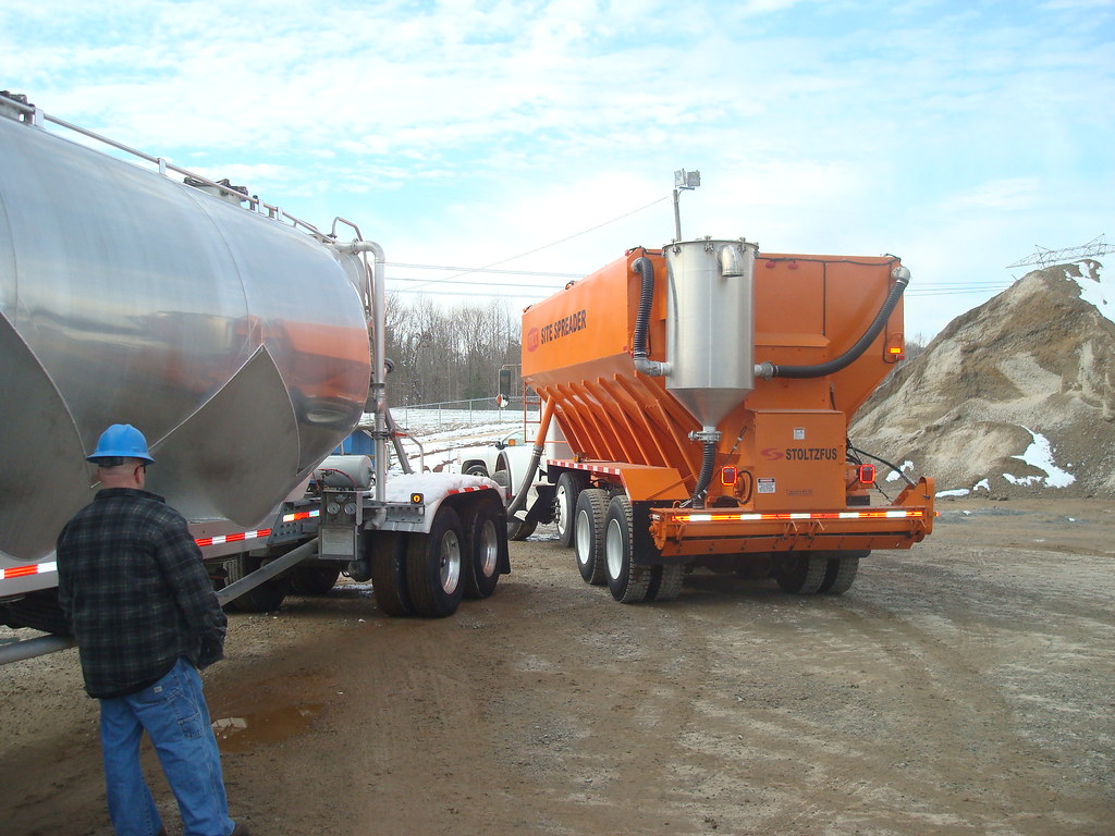 27 ton cement spreader truck loading | Spreader truck in SC … | Flickr