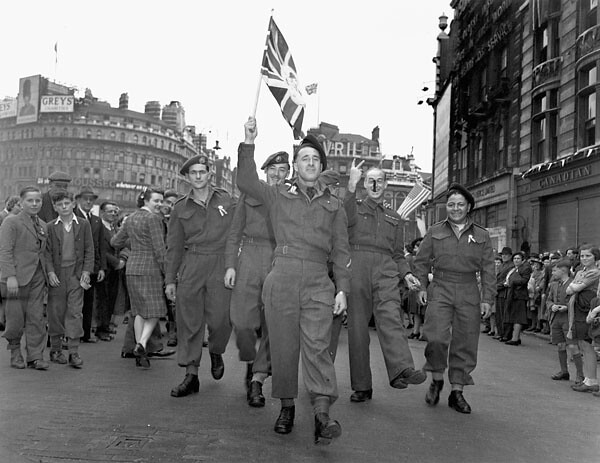 canadian-soldiers-celebrating-ve-day-piccadilly-circus-l-flickr