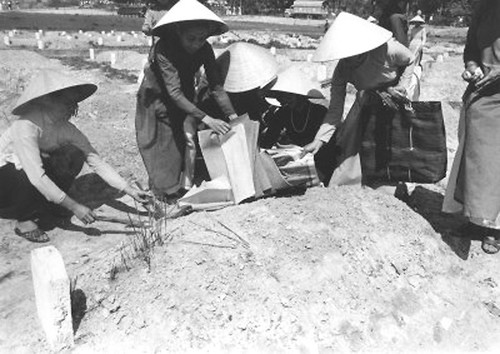 1971 Vietnamese women cleaning a grave