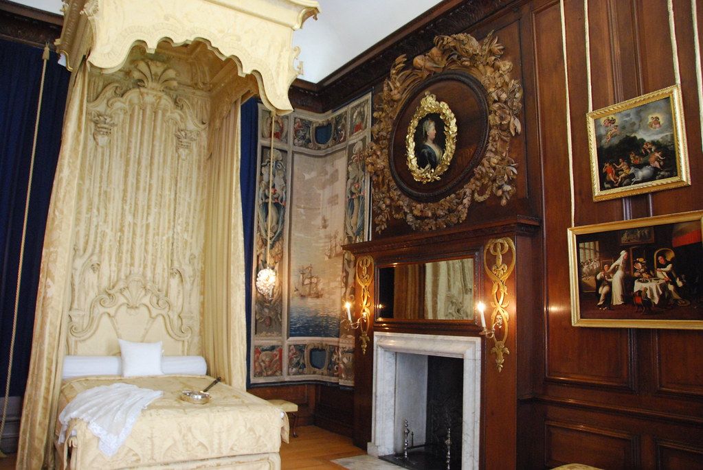 Hampton Court Palace - Queen's Bedchamber 2  Le Monde1 