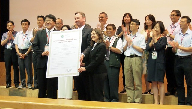潘孟安昨簽署加入ICLEI 100%再生能源城市網絡，宣示屏東邁向綠能城市。攝影：李育琴