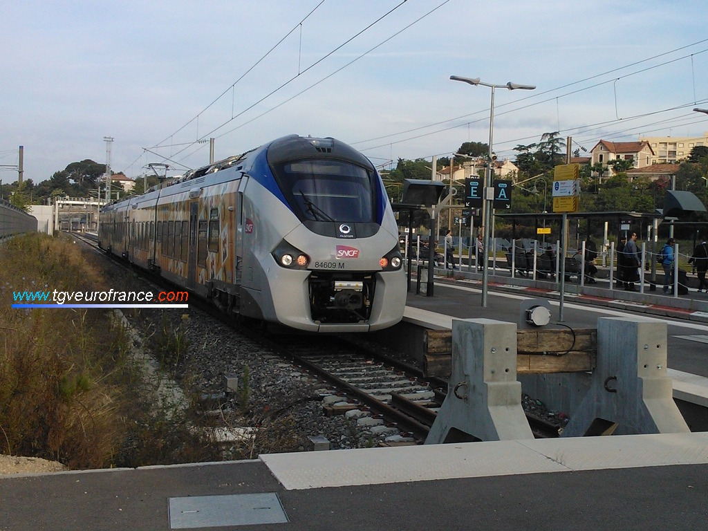 La rame Reacute;giolis B84609-B84610 de TER SNCF PACA à quai voie E en gare d'Aubagne-en-Provence