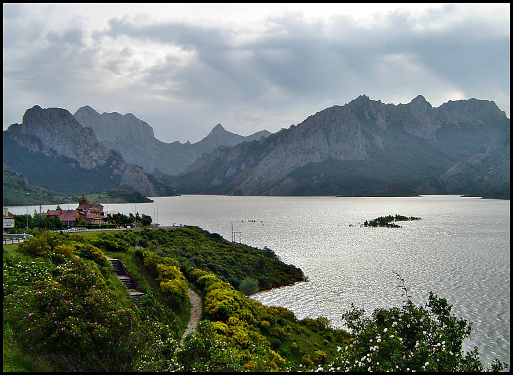 Pantano de Riaño, los siete pueblos sepultados | La historia… | Flickr