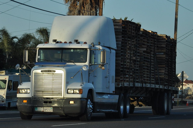 FREIGHTLINER BIG RIG FLATBED TRUCK (18 WHEELER) | Flickr - Photo Sharing!