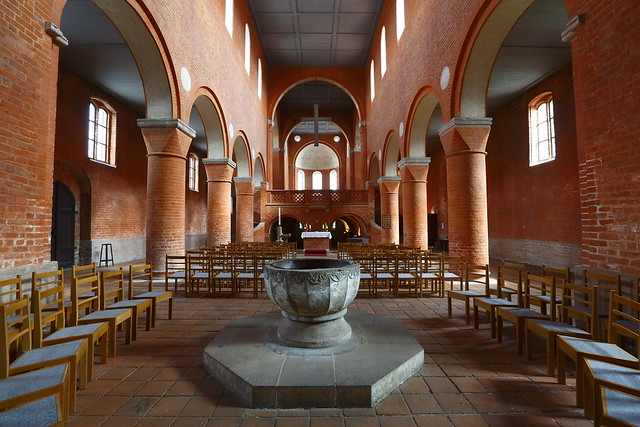 La pila bautismal e interior de la  Kloster Jerichow   · Flickr 