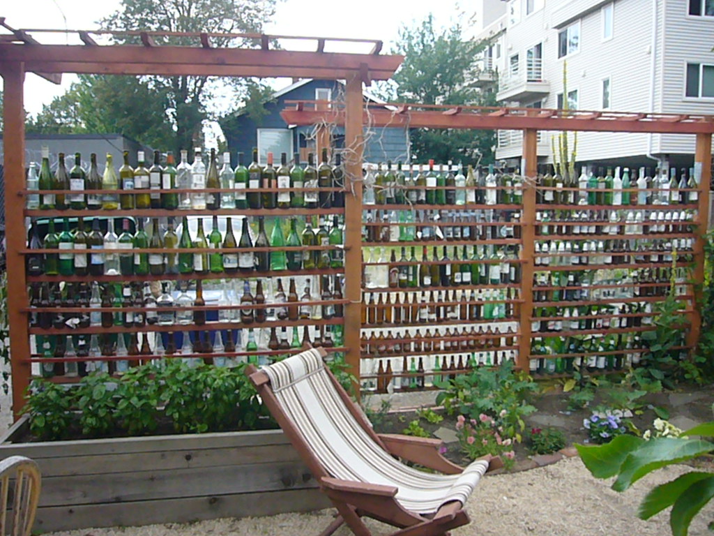 Avid Wine &amp; Beer Drinker Fence | clever use of recycled ...