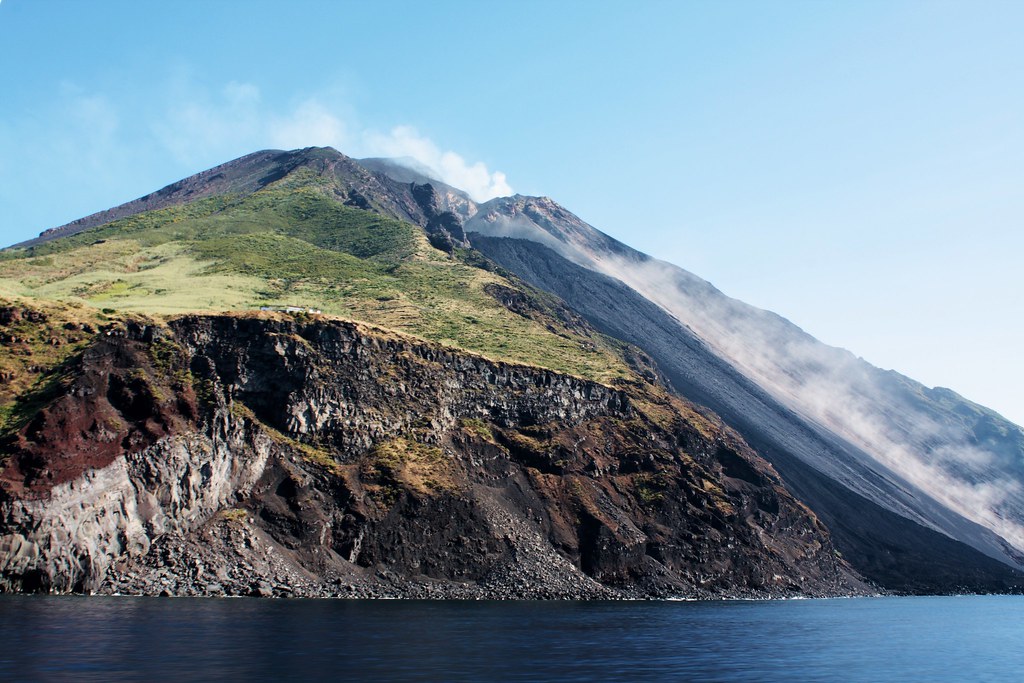 Eruzione del vulcano di Stromboli | Il fumo appena emesso da… | Flickr