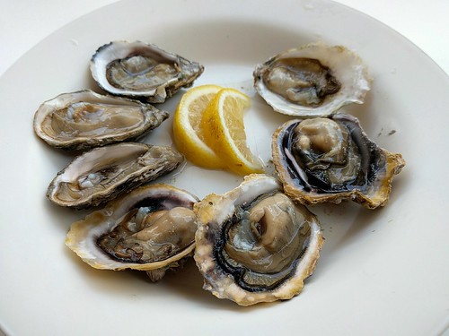 Clockwise from top: Sweetheart Pacific Oysters and Rock Star Native Oysters