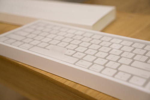 Magic Keyboard 的包裝上有條小膠修一抽就能拿出來