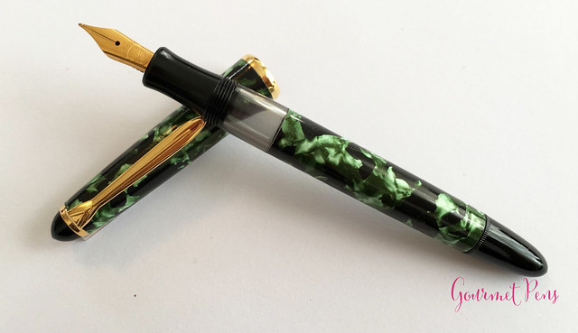 Review Lindauer Classic Piston Fountain Pen - Green Marble12