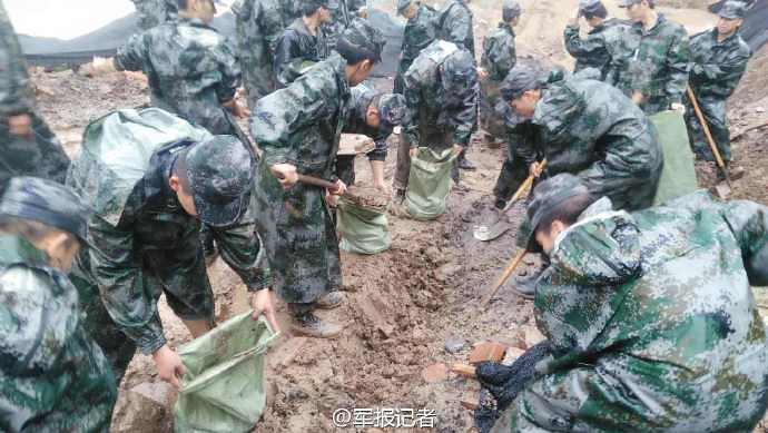 Henan ranks filled shoulder hand carry sand to contain the flood