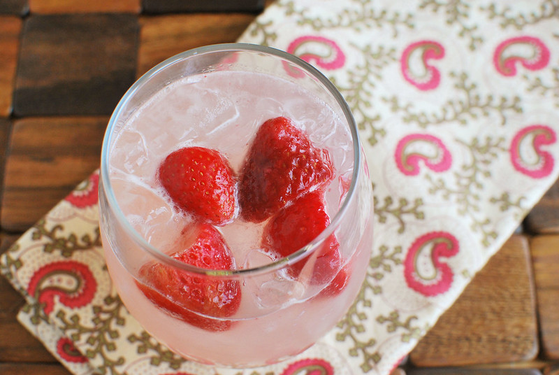 Sarasota Lemonade - the perfect summer cocktail! Pink lemonade with white wine, 7Up, and strawberries!