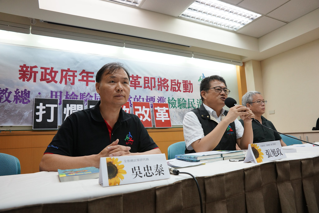 全教總政策研究員吳忠泰（左）將出任國家年金改革委員會委員。（攝影：王顥中）