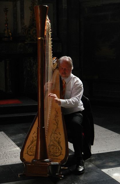 harpist in Sint Baaf Kathedraal (Ghent, Belgium)