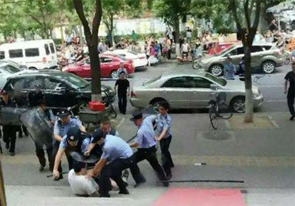 Beijing men's 2 kitchen knife stabbed police: mental attacks his father requested police assistance