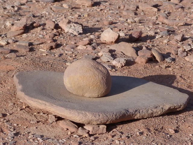 Artefactos para moler el grano encontrado en el desierto Líbico de Egipto