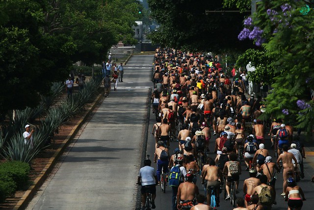 Cientos de ciclistas se desnudan para exhibir su vulnerabilidad en México