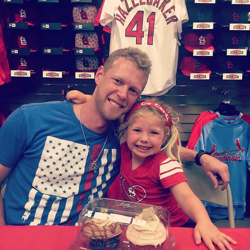 AR finally got to meet Hazelbaker the Cupcake Maker as she calls him. She even took him some @jillyscupcake for his sweet tooth! Thanks for being awesome @j_hazelbaker to your biggest little fan! #stlcards #cardsfangram #lovemyAR #summer #hazelbakerthecup