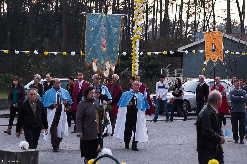 Chaque village à son étendard, et est représenté dans la procession religieuse