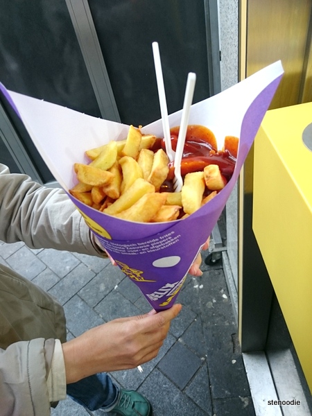 Manneken Pis Fries with Curry