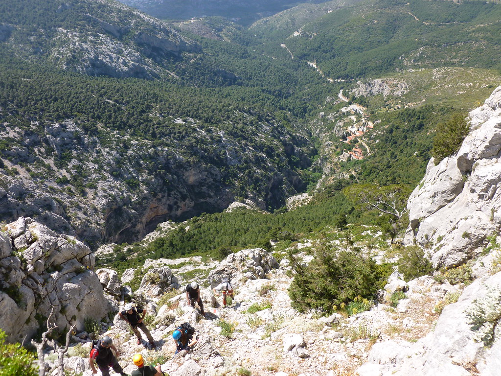 Ανάβαση στη κορυφή του Άρματος με τη μονή Κλειστών στο βάθος της χαράδρας